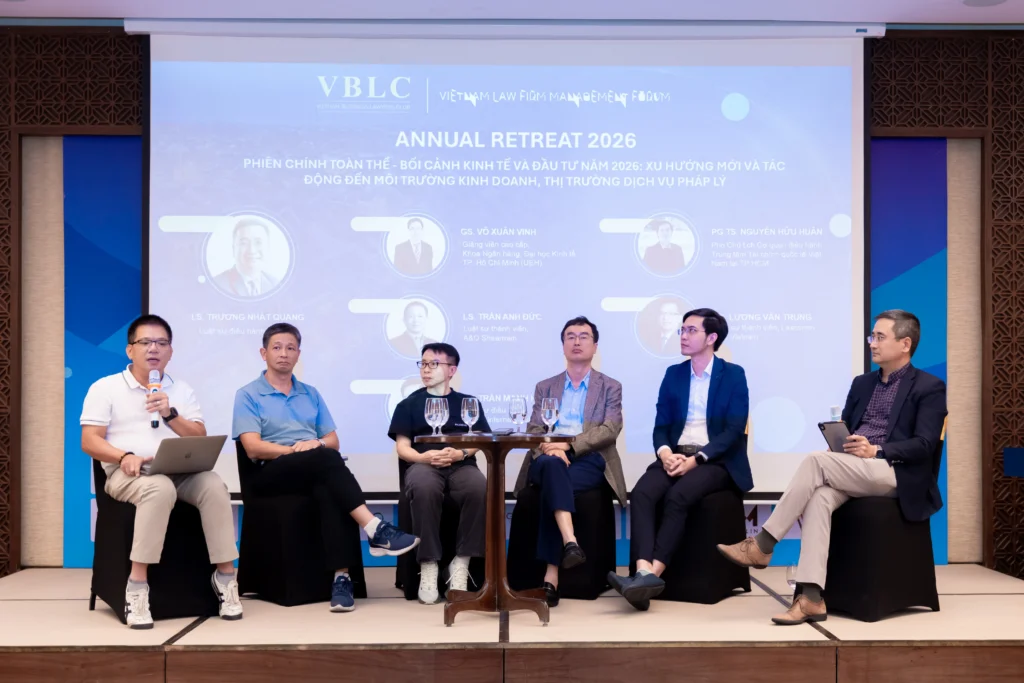 Phiên thảo luận toàn thể tại Annual Retreat 2026 của VBLC về xu hướng kinh tế và môi trường kinh doanh năm 2026.